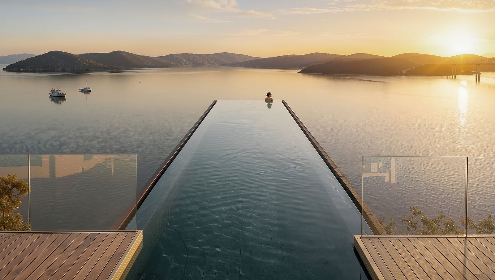Nayamara infinity pool deck